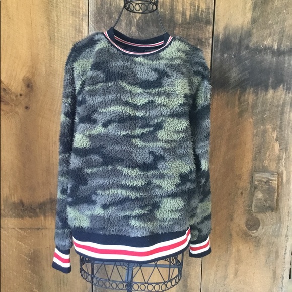 derek heart camo sweatshirt